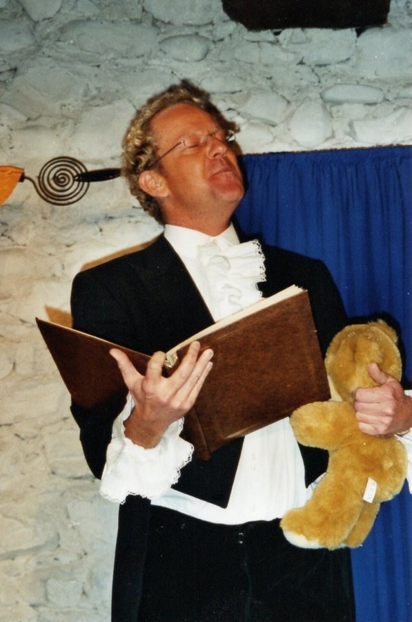 Mann mit Buch in der Hand