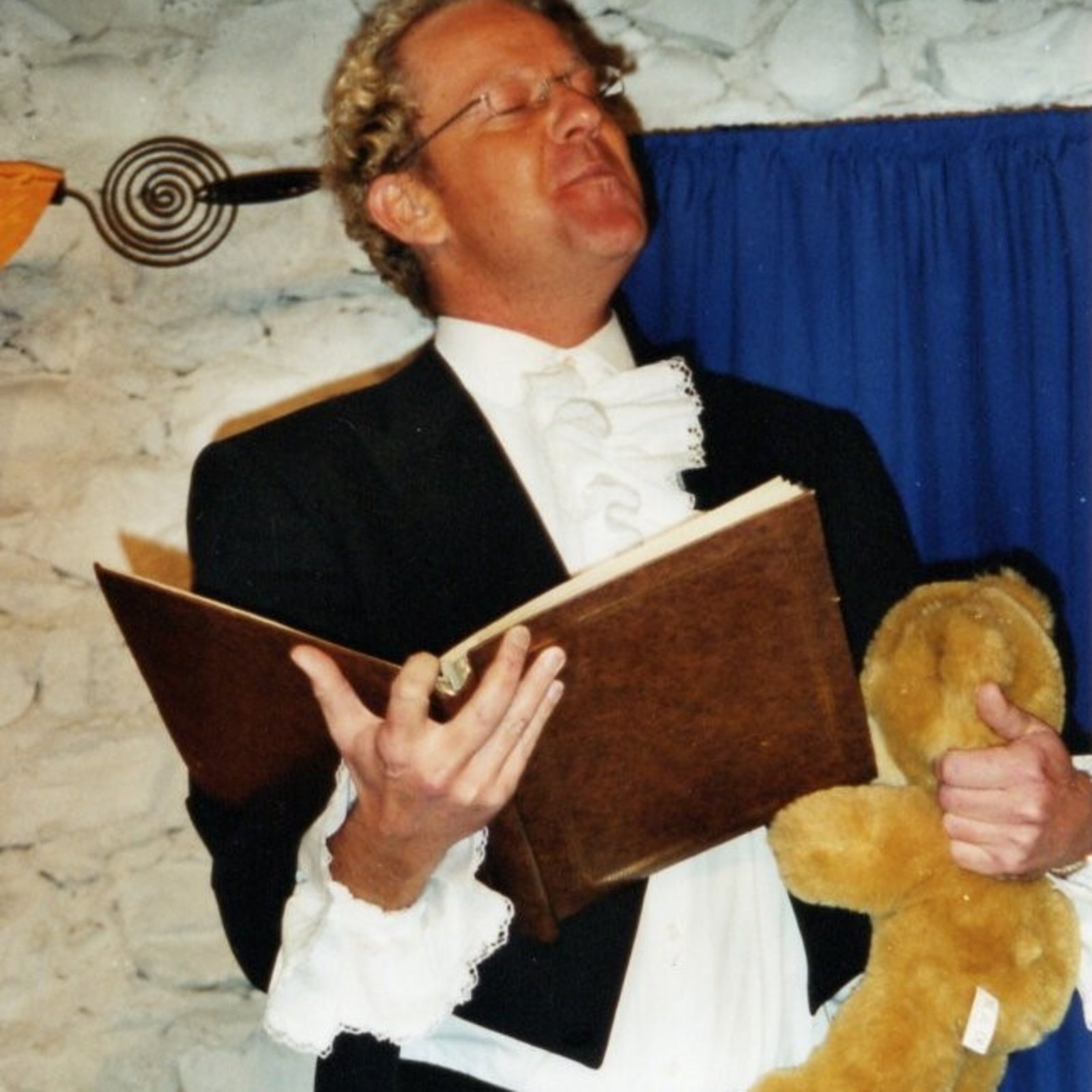 Mann mit Buch in der Hand