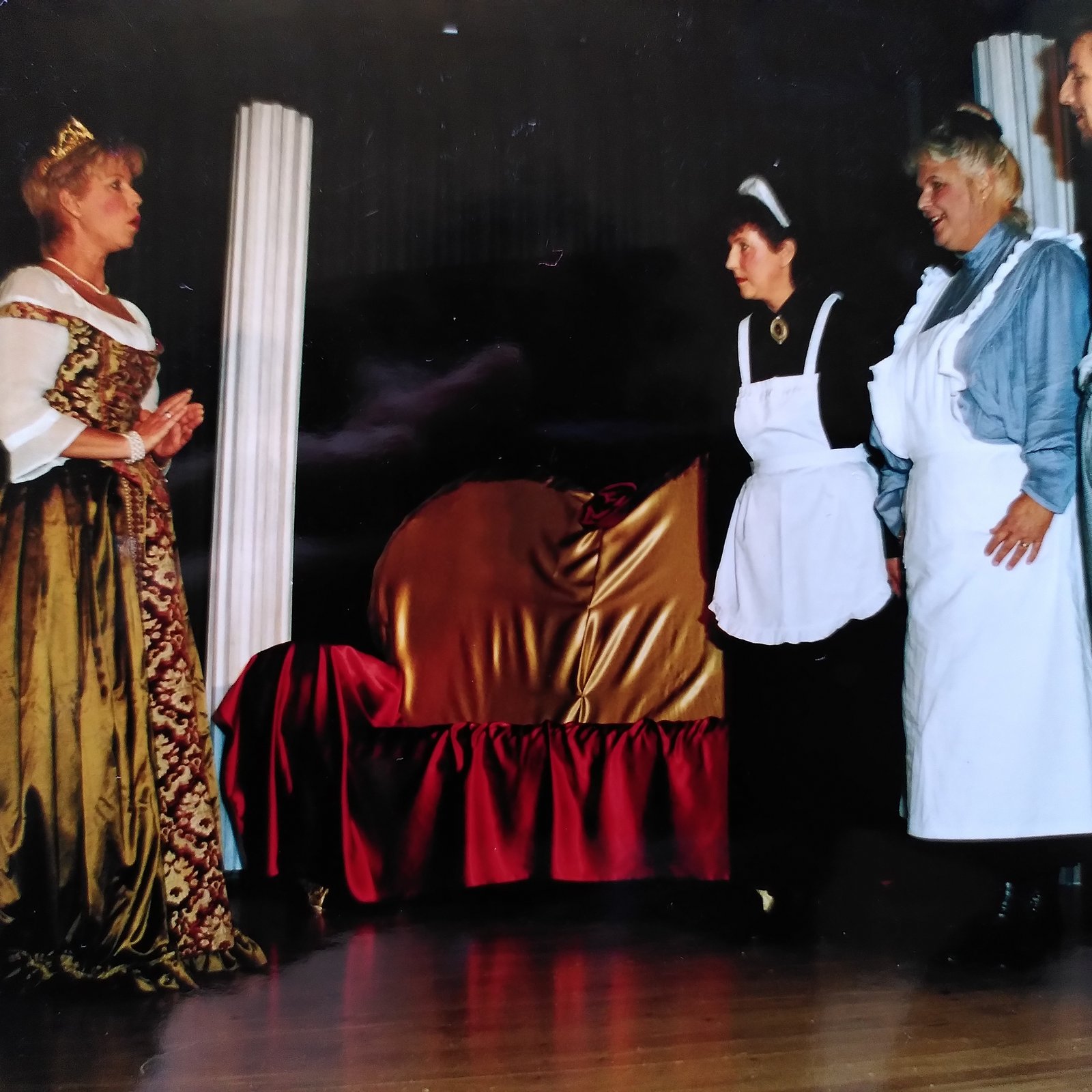 Königin mit Bediensteten