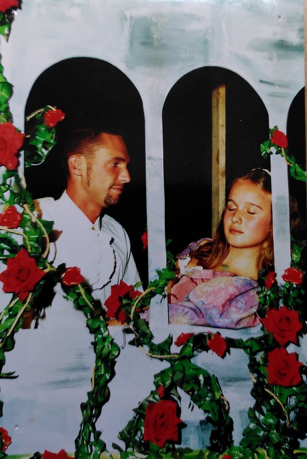 schlafendes Dornröschen mit Prinz