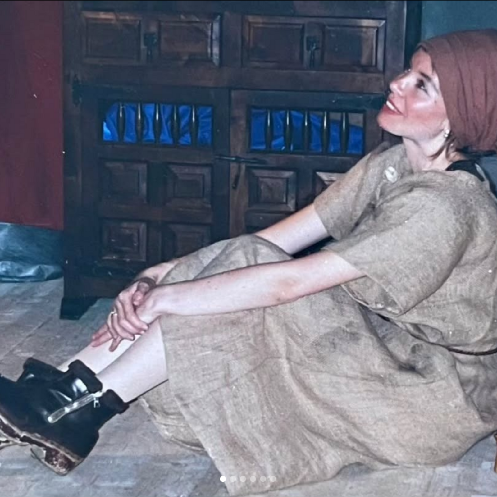 Aschenputtel sitzend am Boden