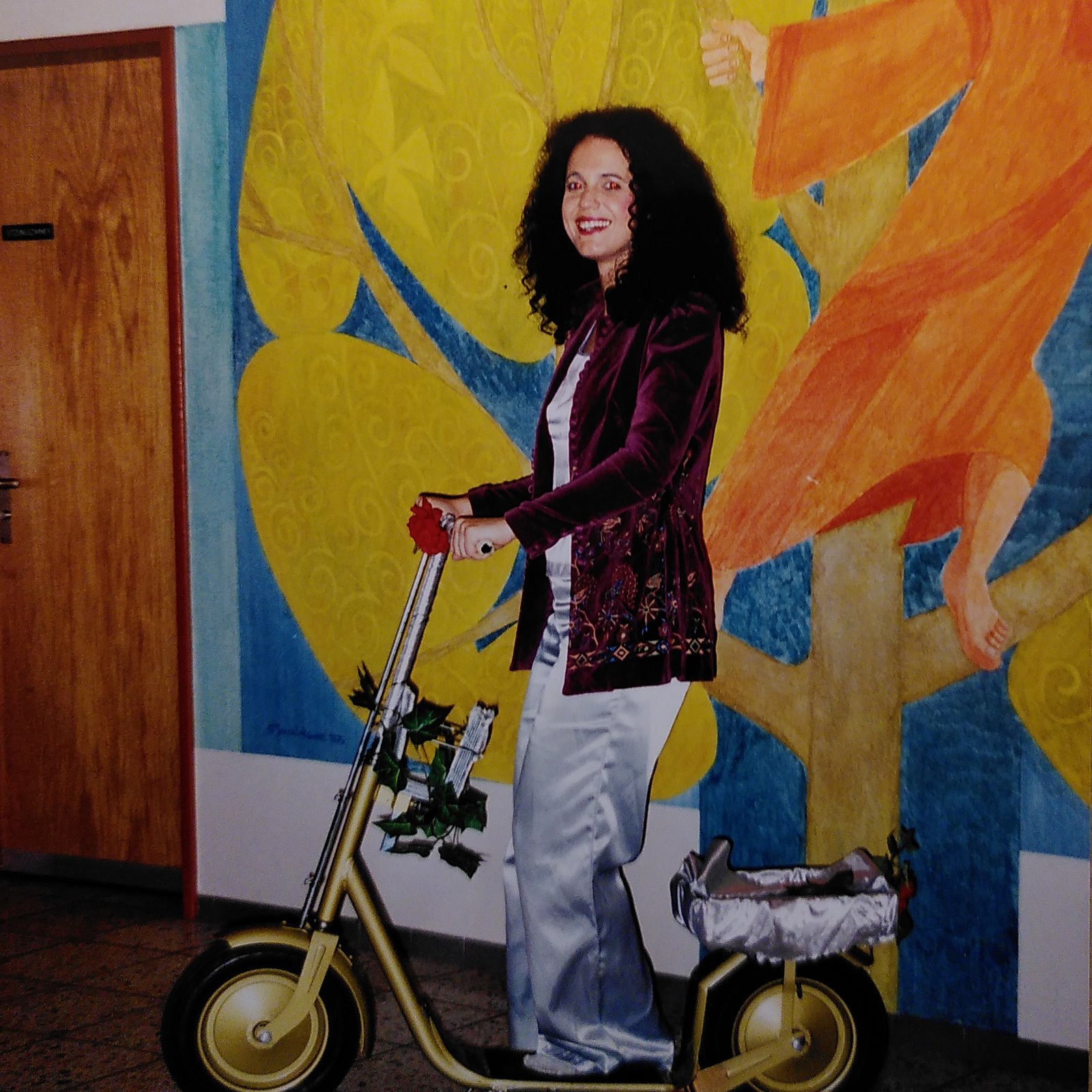 Frau mit goldenem Trottinett