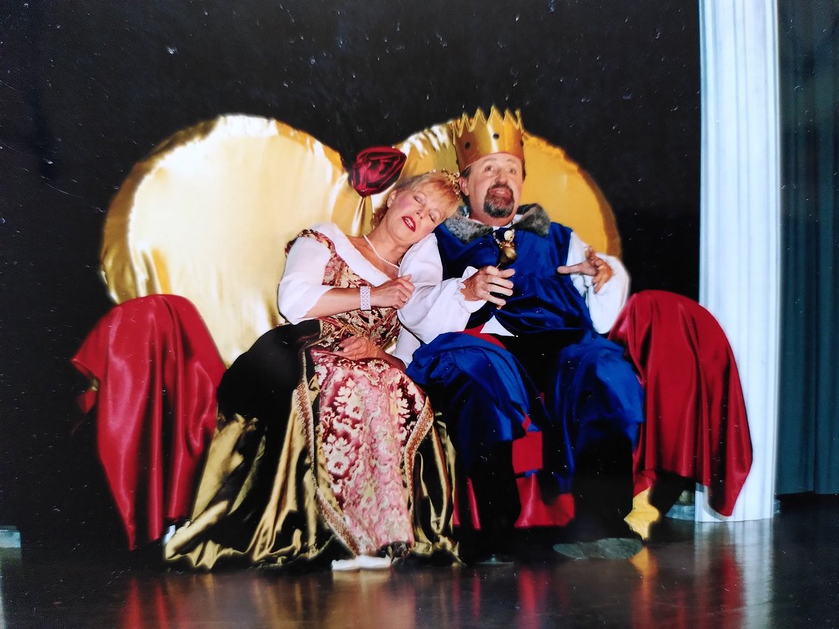 Königin und König auf dem Thron sitzend